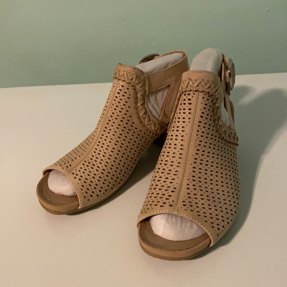 Earth Origin size 6 Ivy Syrah block-heel sanda